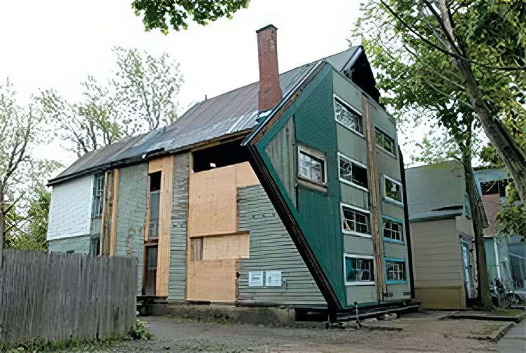 фасад дома повернут в сторону для создания вида дома, лежащего на боку