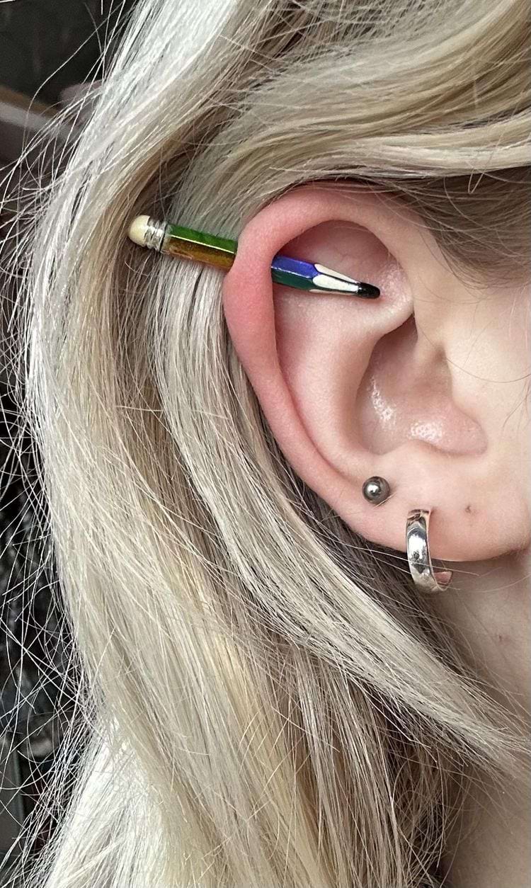 украшение для уха в виде карандаша