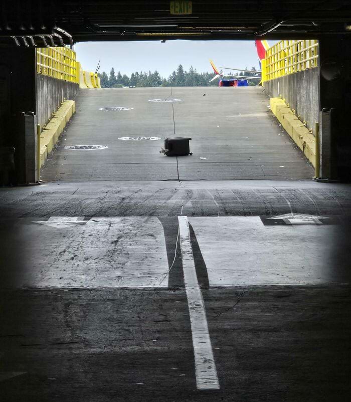 чемодан лежит на дороге в аэропорту