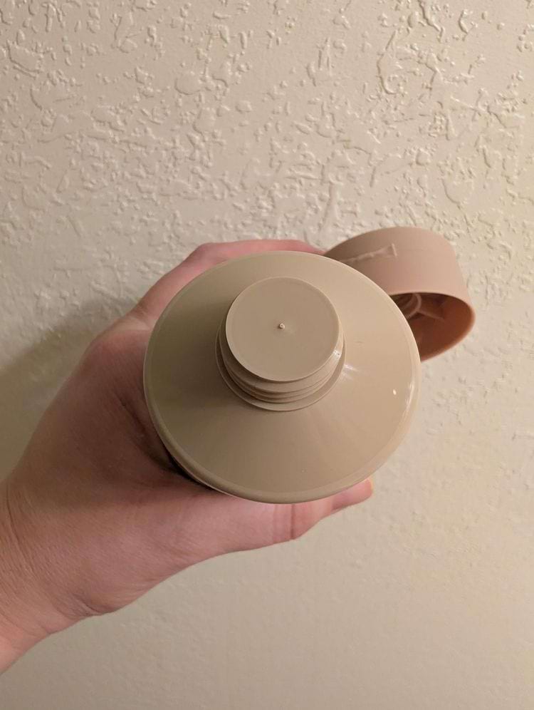 запаянное горлышко бутылки шампуня