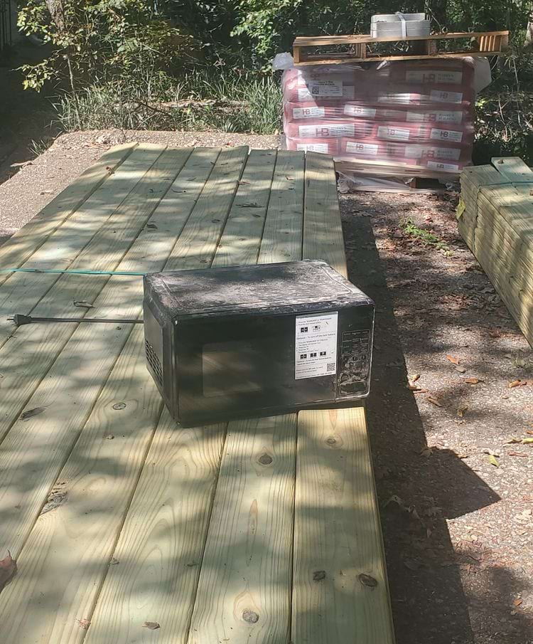 микроволновка стоит на заднем дворе