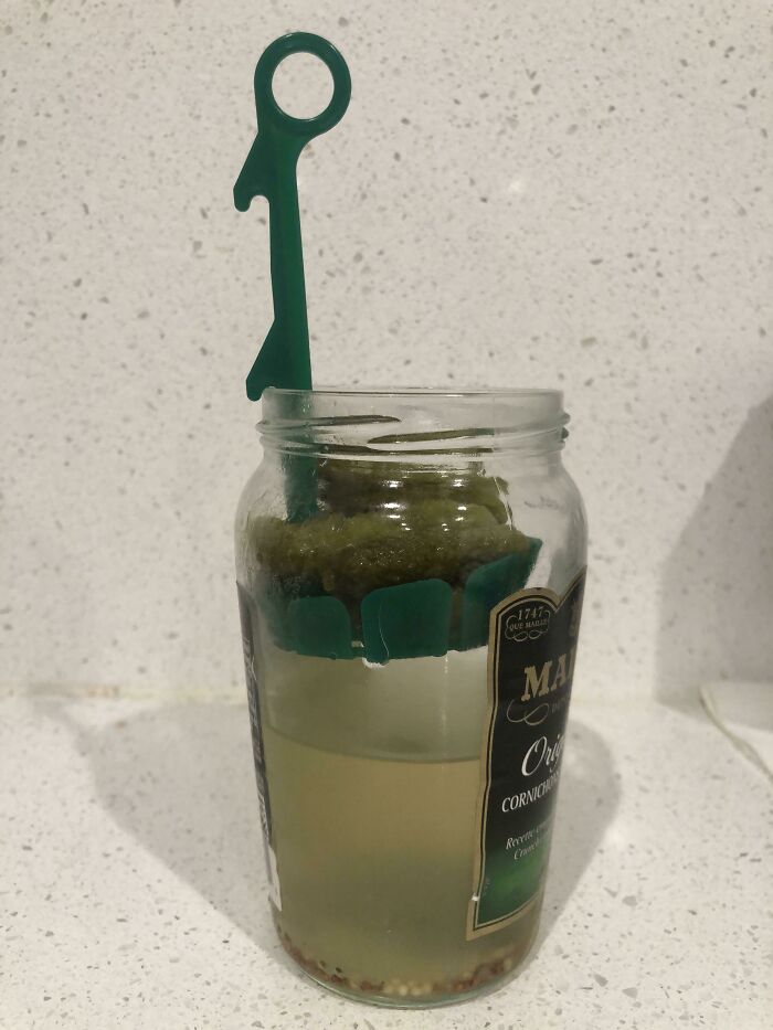 пластиковый подьемник в банке с маринованными огурцами