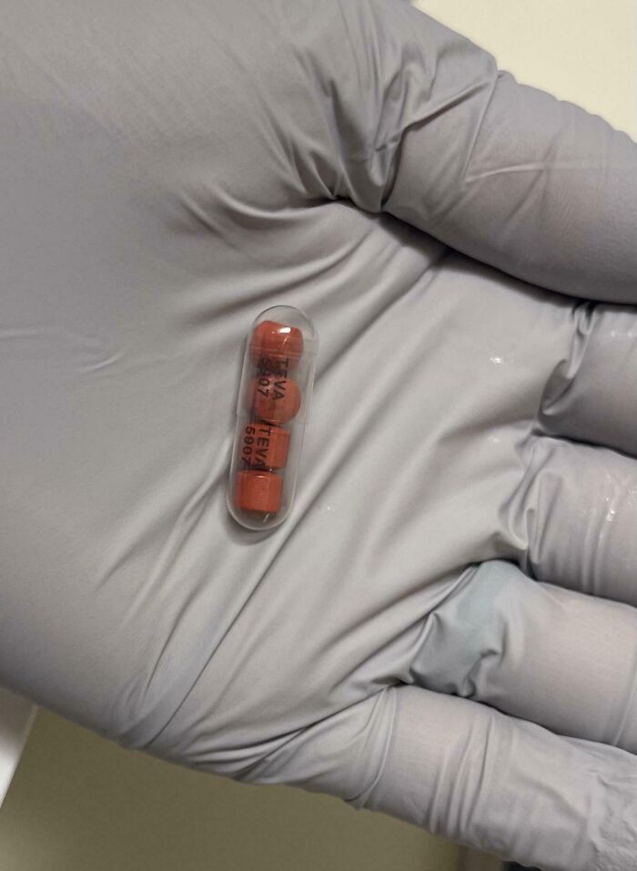 4 таблетки в одной прозрачной капсуле