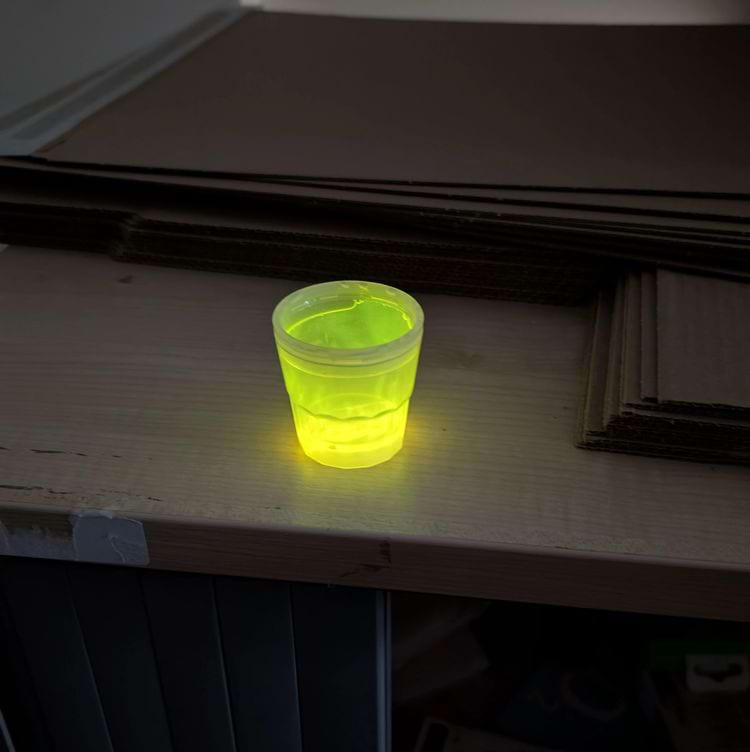 пластиковая рюмка с посдветкой снизу