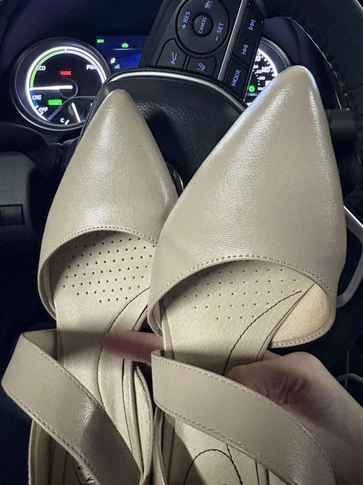 две левых туфли на каблуке