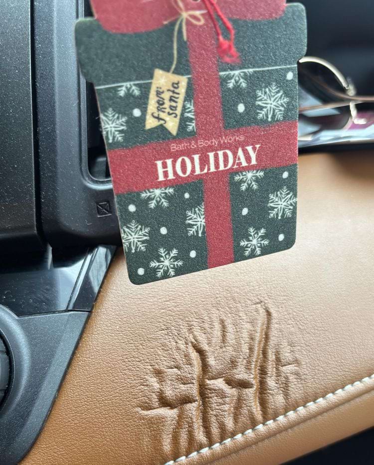 освежитель воздуха возле сморщиной приборной панели автомобиля