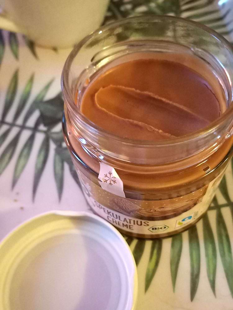 след от пальца в банке пасты