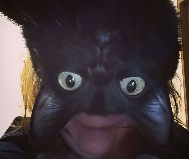 женщина с кошачьими глазами