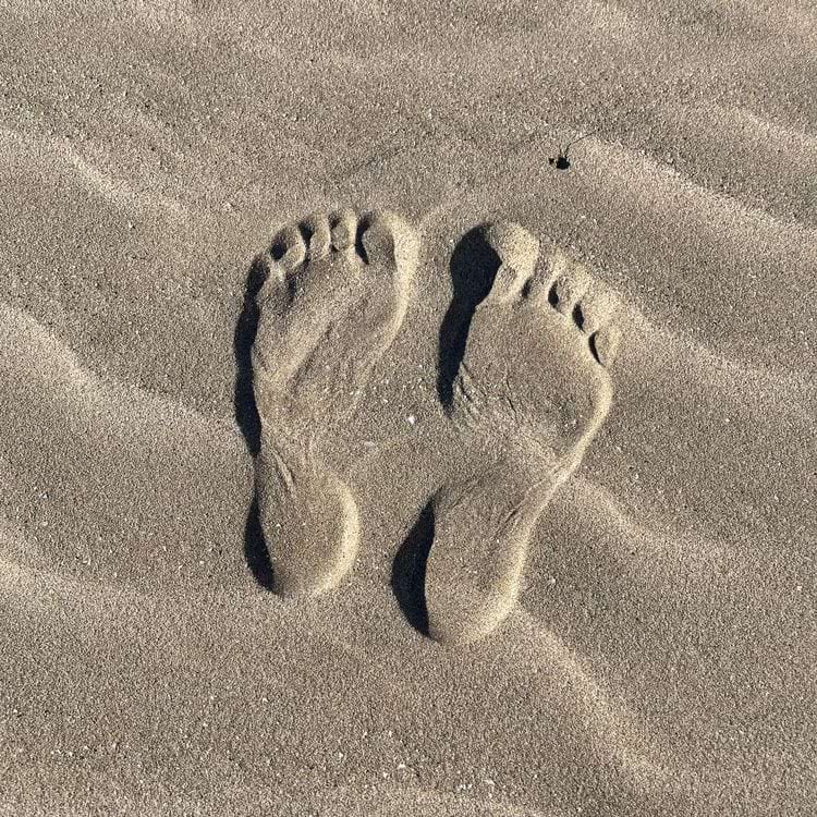 отпечатки ног на песке