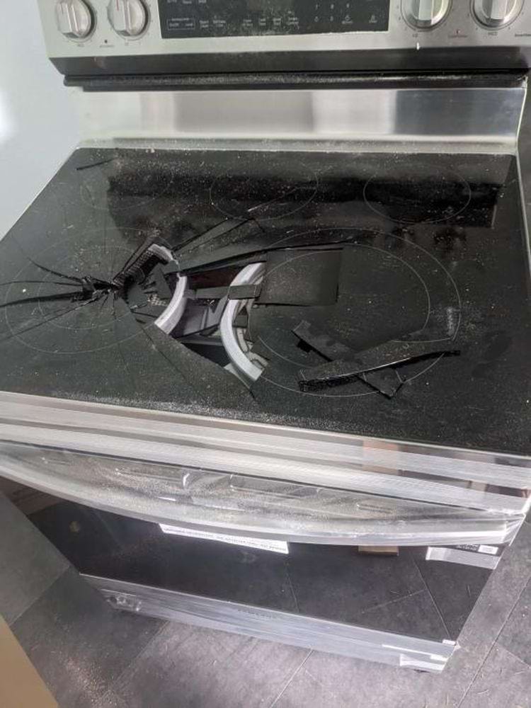 разбитое стекло индукционной плиты