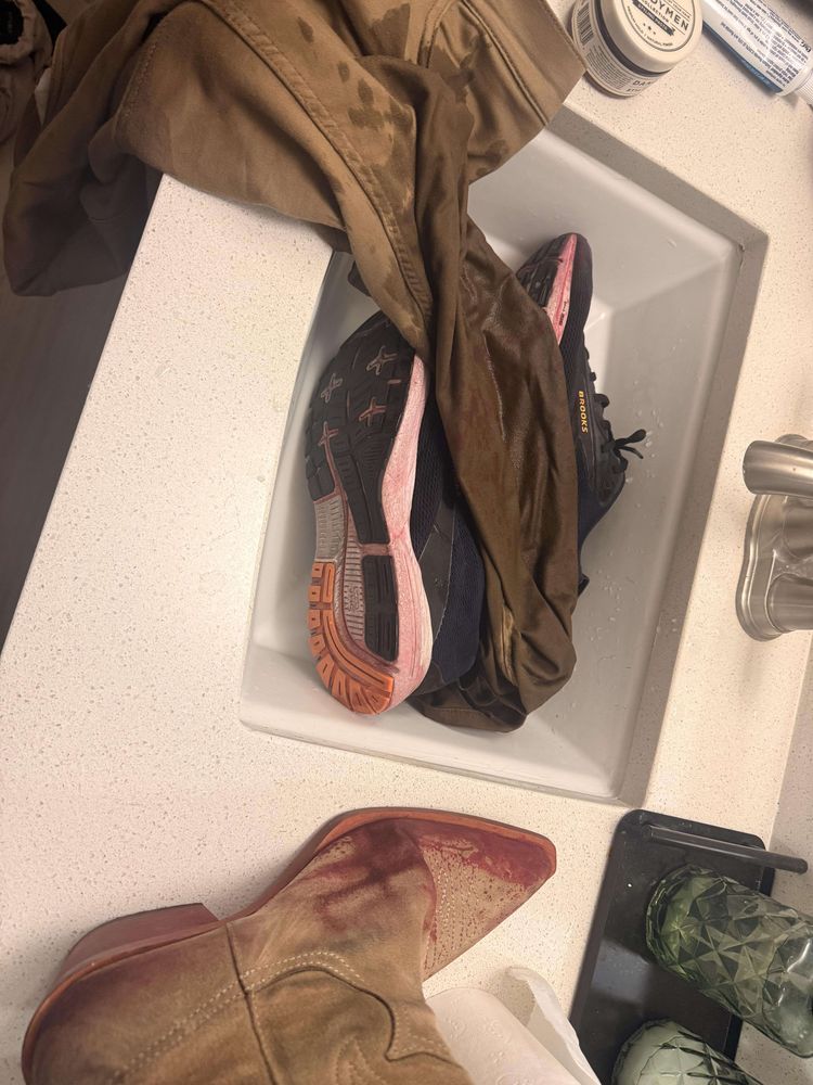 красная краска на ботинках