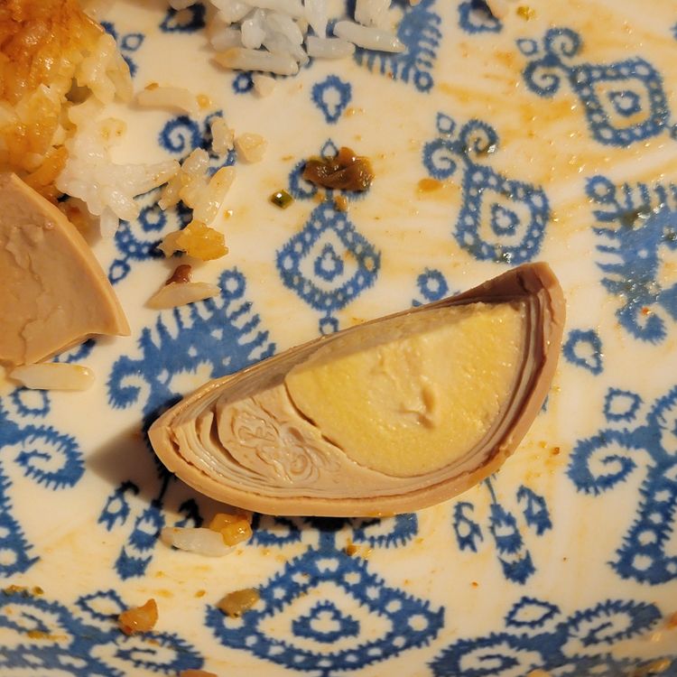 Внутри маринованного яйца, купленного в магазине, слоистая структура, как у лука