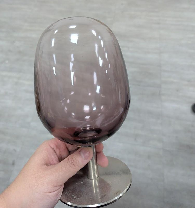 подставка для наушников, похожая на бокал для вина