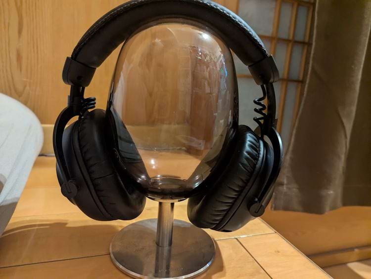 наушники на подставке, похожей на бокал для вина