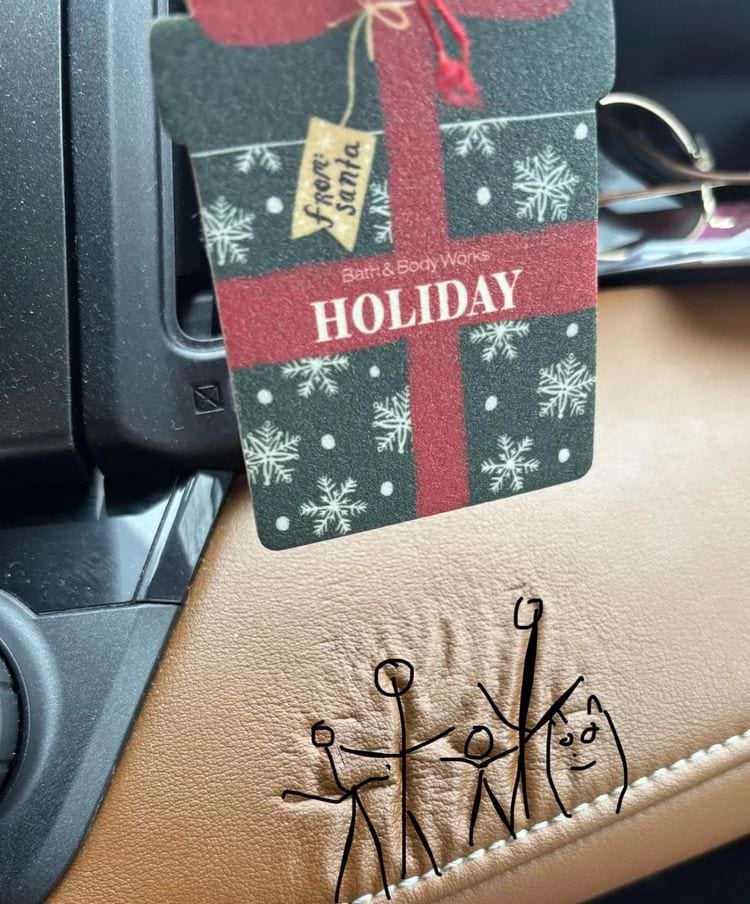 освежитель воздуха возле сморщиной приборной панели автомобиля