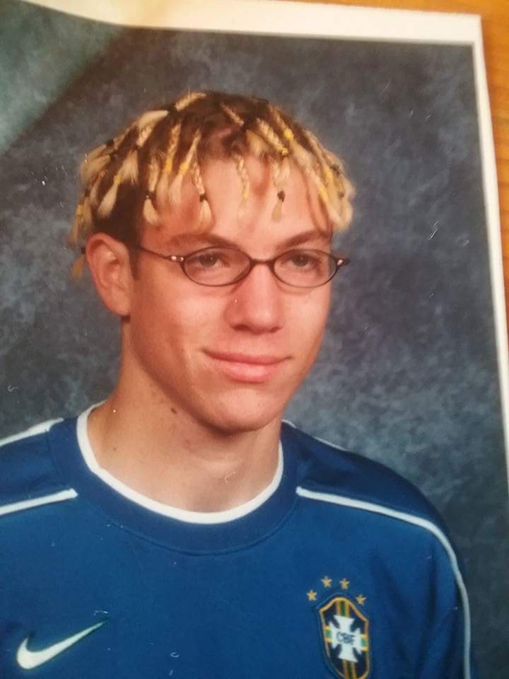 парень с косичками на голове