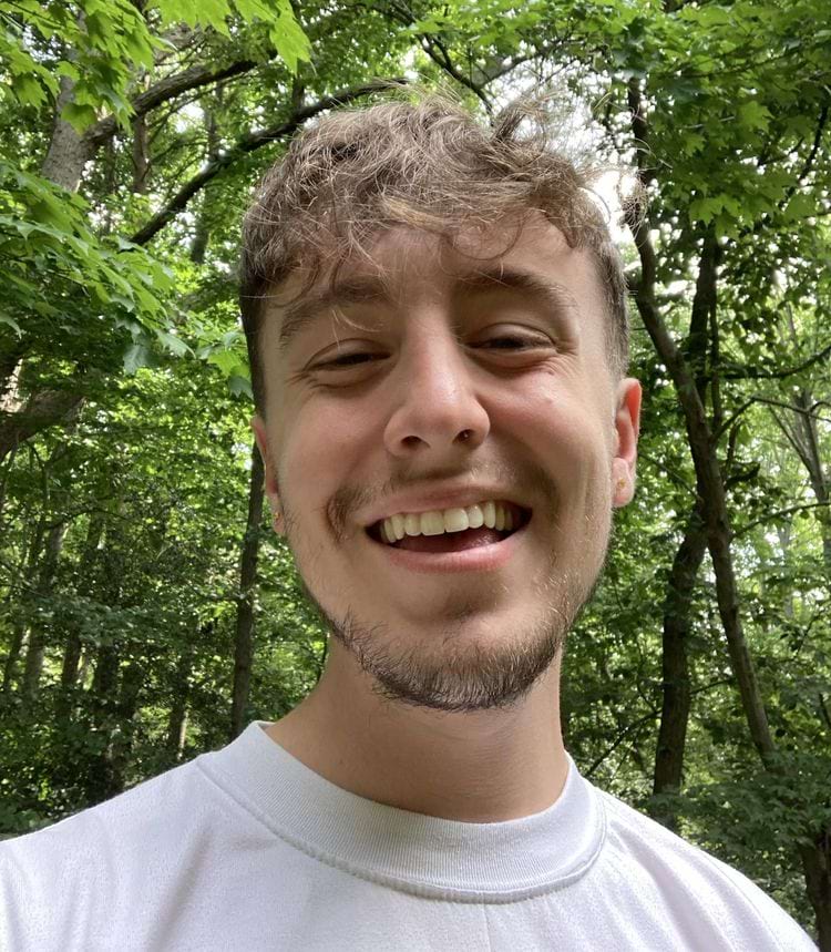 парень улыбается в камеру