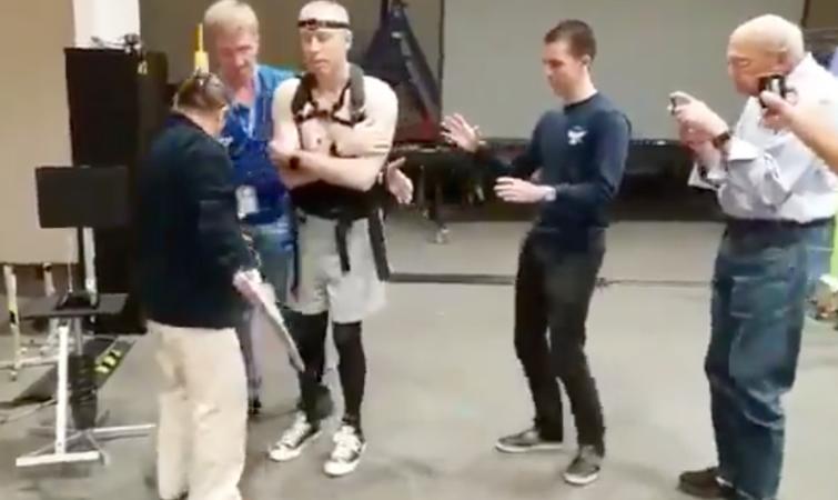 Видео, показывающее насколько тяжело ходить после возвращения из космоса на Землю тяжело ходить после космоса, тяжело ходить после возвращения на Землю, космонавт идёт видео, ходьба после космоса