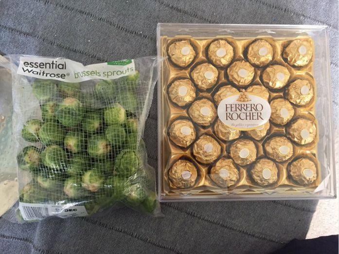 Этот папа снова купился на жестокий рождественский розыгрыш его дочери (Она злой гений!) разыграла папу, рождественский розыгрыш, розыгрыш брюссельская капуста. розыгрыш подменила Ferrero Rocher на капусту