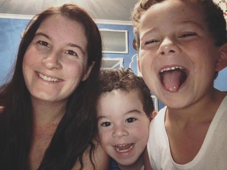 построила дом чтобы не брать ипотеку, собственный дом за 10000 долларов, женщина построила дом, построила дом для себя и детей