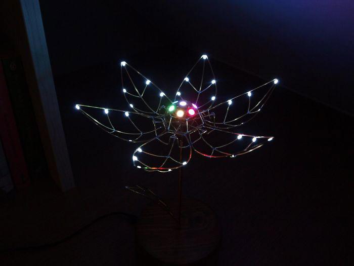 механический цветок, механический тюльпан, механический цветок расцветает от прикосновения