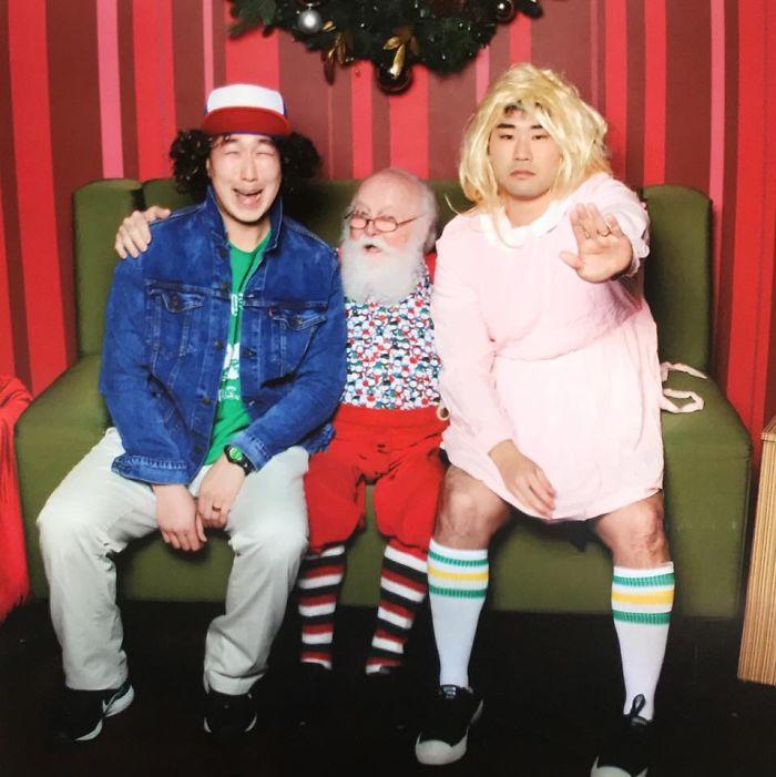 Парни фотографируются с тем же Санта-Клаусом уже 12 лет