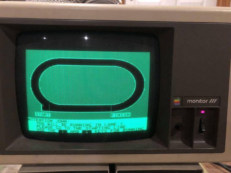 Парень нашёл 30-летний компьютер Apple своих родителей и даже поиграл на нём в игры Компьютерные игры 80-х, 30-летний компьютер, Apple IIe, игры на старом компьютере