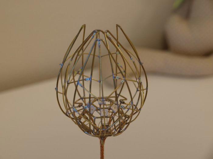 механический цветок, механический тюльпан, механический цветок расцветает от прикосновения