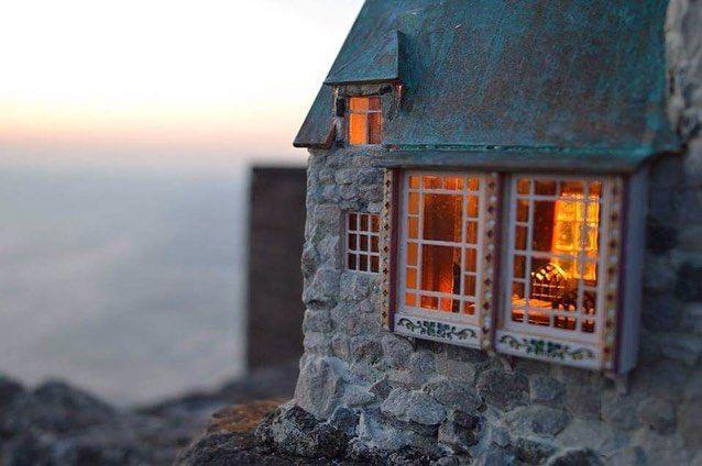 Кто-то построил на острове крошечные реалистичные домики для фей, и они воистину сказочные домики для фей, феи Остров Мэн, домики для фей Остров Мэн, где живут феи