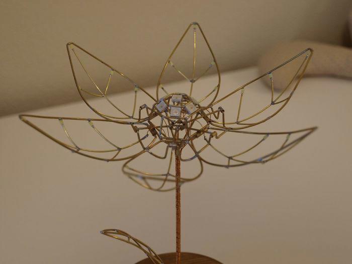 механический цветок, механический тюльпан, механический цветок расцветает от прикосновения