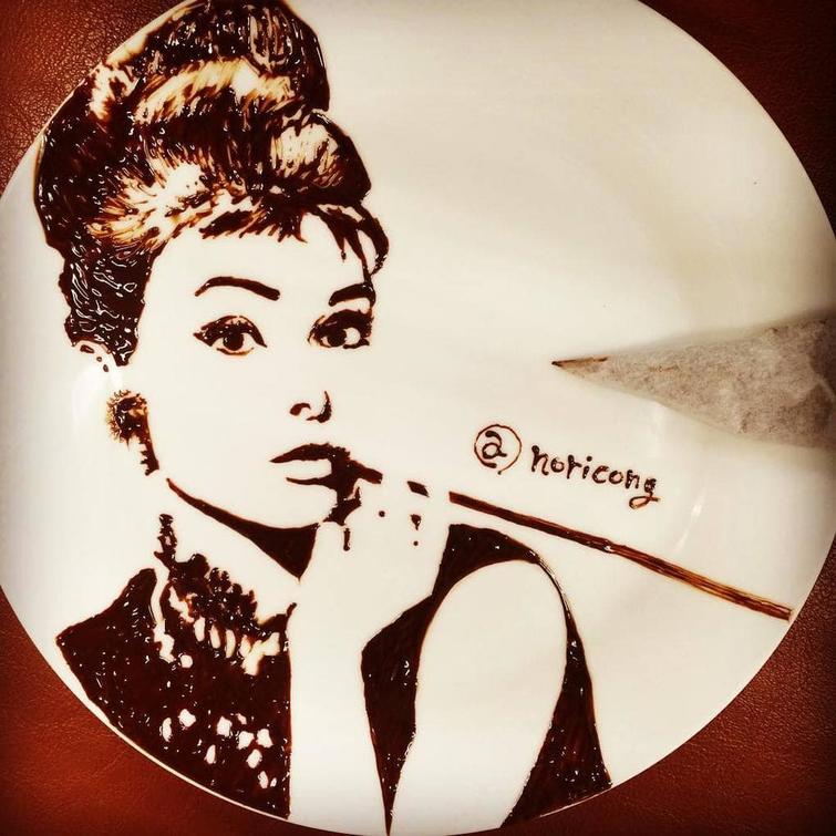 Эта японская художница рисует шоколадом на тарелках. Она его не ест. Только рисует японская художница рисует шоколадом на тарелках, Норико, Norico