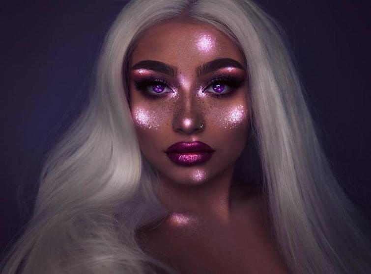 макияж светящийся в темноте, Рита Шарма, Rita Synnøve Sharma, Девушка создаёт макияж используя неоновую краску