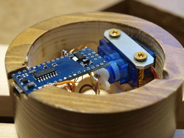 механический цветок, механический тюльпан, механический цветок расцветает от прикосновения