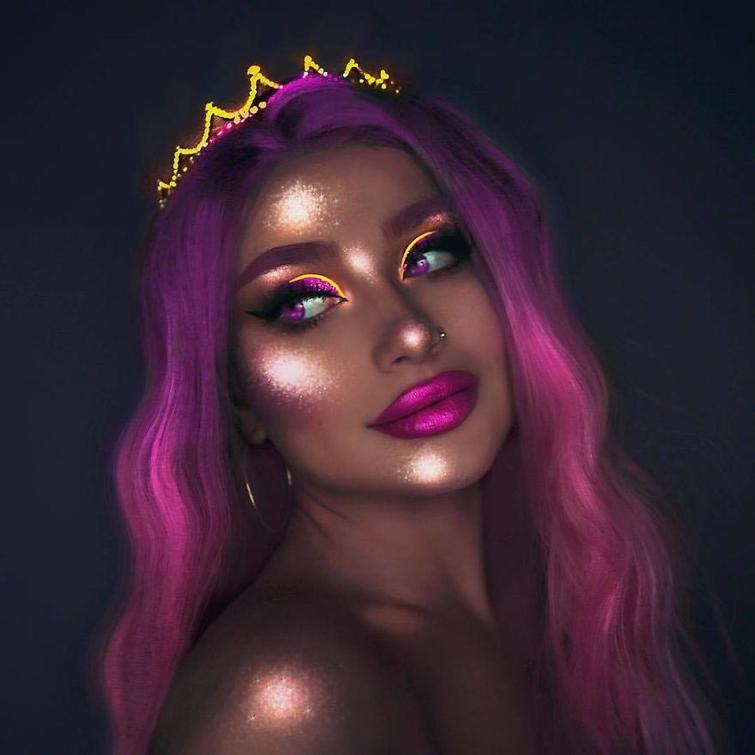 макияж светящийся в темноте, Рита Шарма, Rita Synnøve Sharma, Девушка создаёт макияж используя неоновую краску