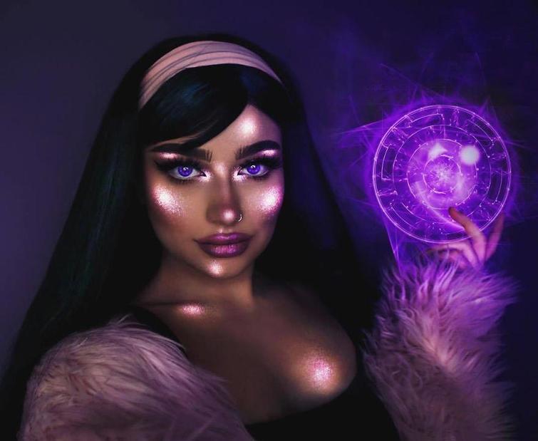 макияж светящийся в темноте, Рита Шарма, Rita Synnøve Sharma, Девушка создаёт макияж используя неоновую краску