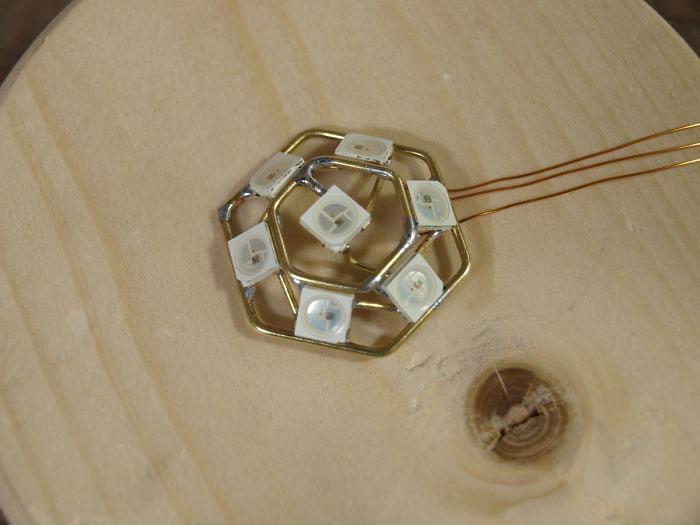 механический цветок, механический тюльпан, механический цветок расцветает от прикосновения