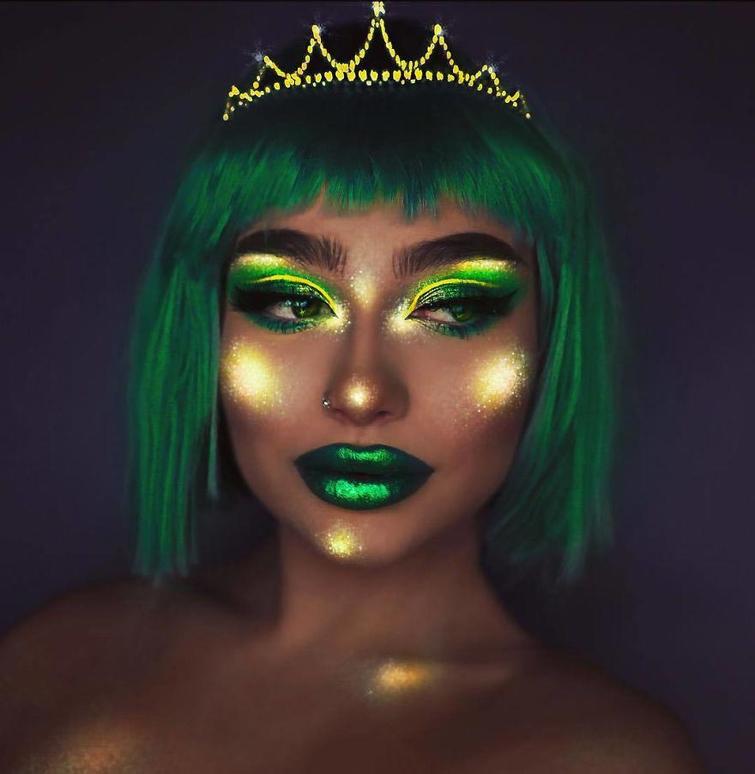 макияж светящийся в темноте, Рита Шарма, Rita Synnøve Sharma, Девушка создаёт макияж используя неоновую краску