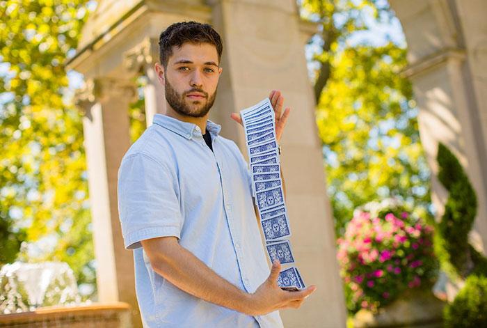 фокусник сделал так, что угощения исчезают,  Джон Стессел