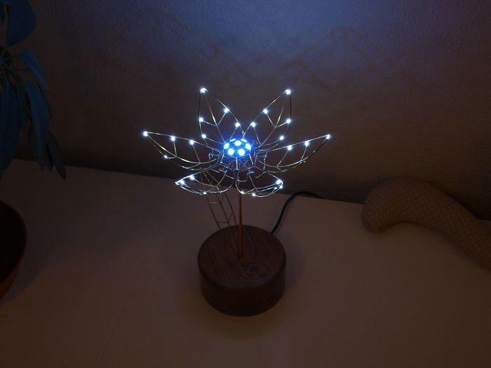 механический цветок, механический тюльпан, механический цветок расцветает от прикосновения