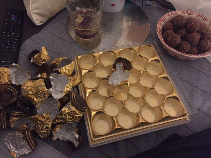 Этот папа снова купился на жестокий рождественский розыгрыш его дочери (Она злой гений!) разыграла папу, рождественский розыгрыш, розыгрыш брюссельская капуста. розыгрыш подменила Ferrero Rocher на капусту