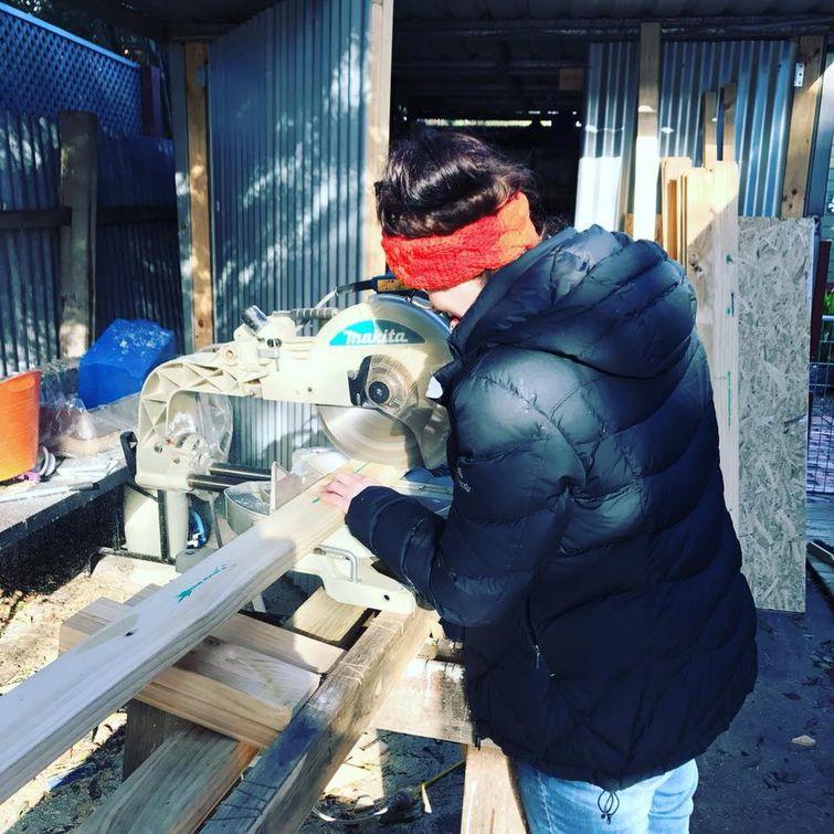 построила дом чтобы не брать ипотеку, собственный дом за 10000 долларов, женщина построила дом, построила дом для себя и детей