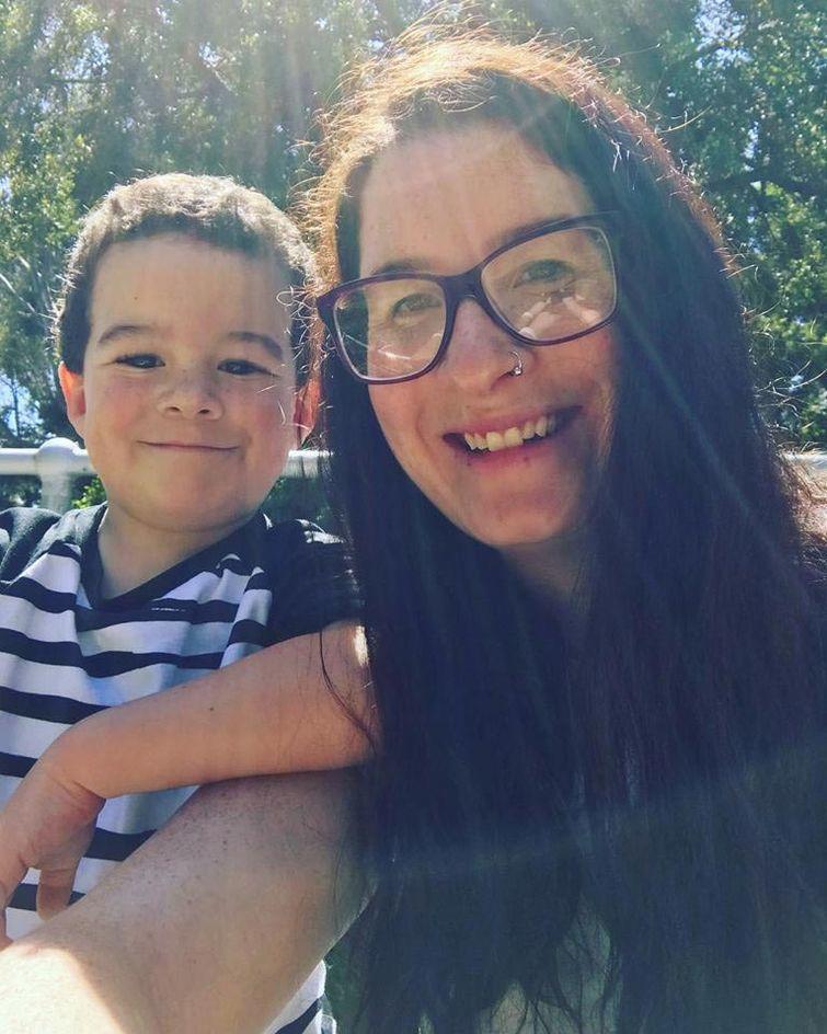 построила дом чтобы не брать ипотеку, собственный дом за 10000 долларов, женщина построила дом, построила дом для себя и детей