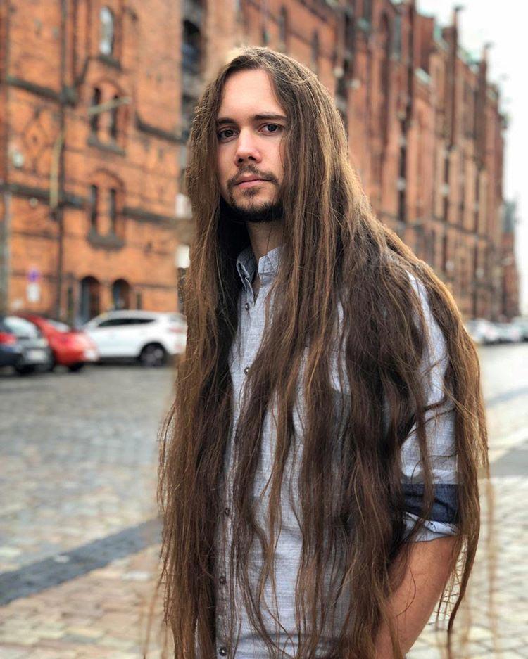 Откуда у всех длинные волосы