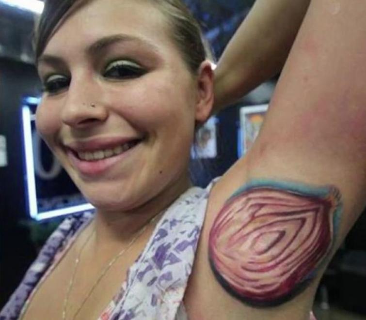 Люди идут в тату-салоны или делают татуировки... 