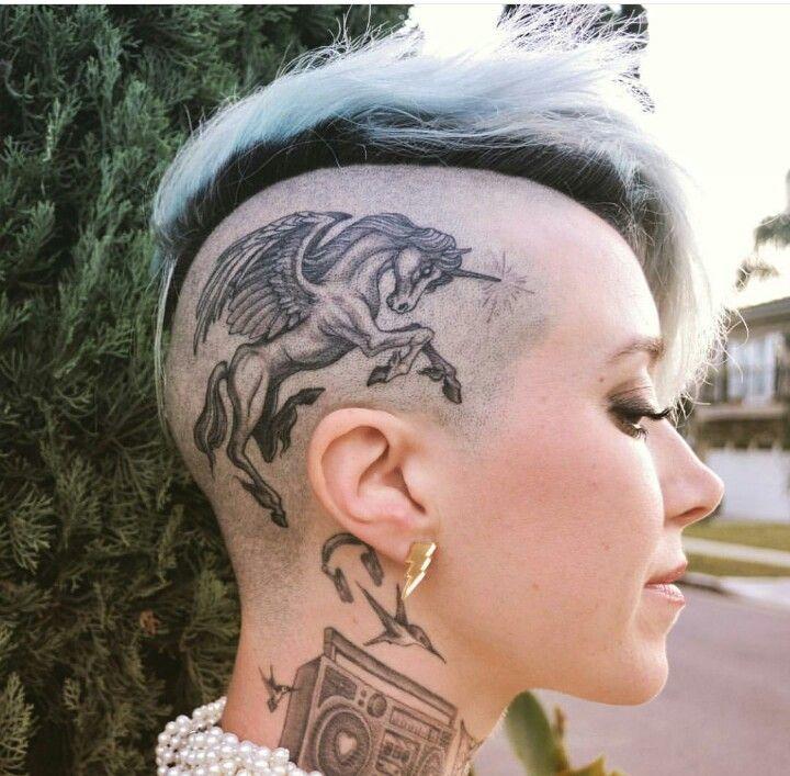 Лысая девушка с татуировкой
