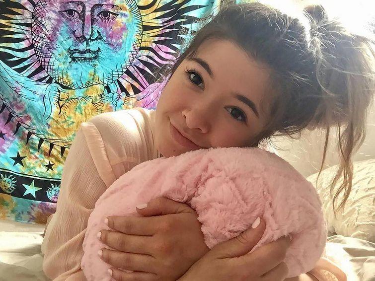 Сесилия Каталина Баез, обнимашки за деньги, объятия людей за деньги, обнимать людей за деньги