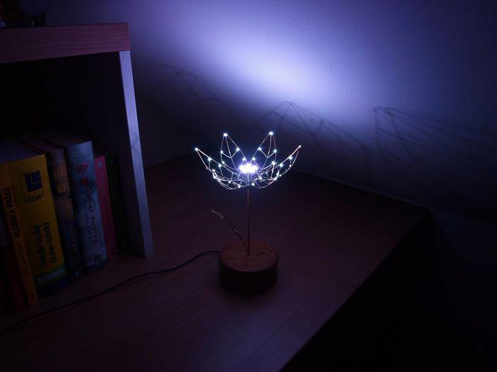 механический цветок, механический тюльпан, механический цветок расцветает от прикосновения