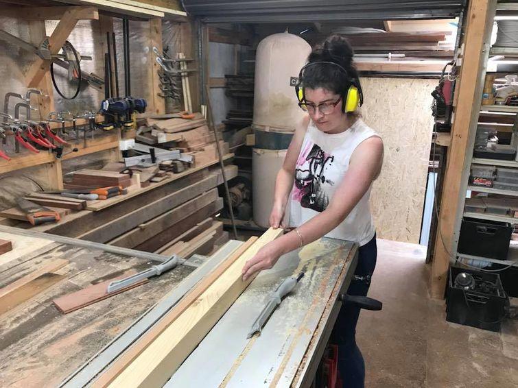 построила дом чтобы не брать ипотеку, собственный дом за 10000 долларов, женщина построила дом, построила дом для себя и детей