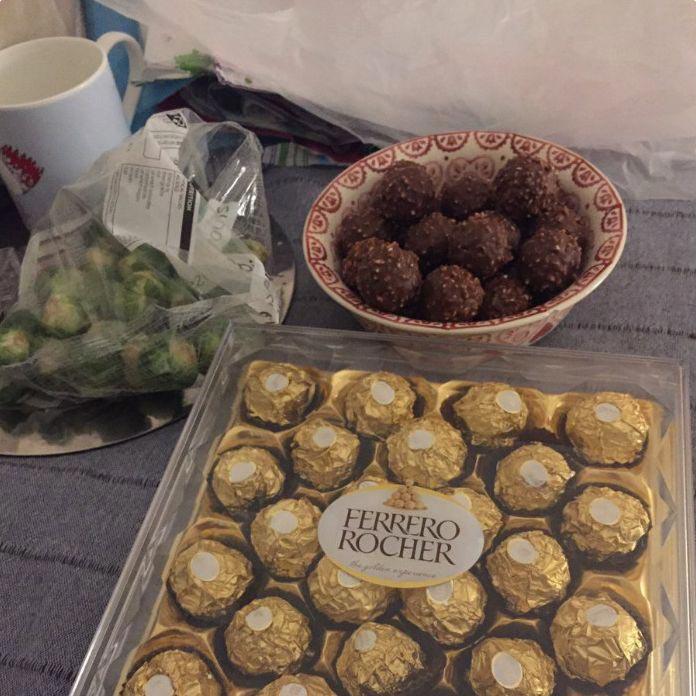 Этот папа снова купился на жестокий рождественский розыгрыш его дочери (Она злой гений!) разыграла папу, рождественский розыгрыш, розыгрыш брюссельская капуста. розыгрыш подменила Ferrero Rocher на капусту