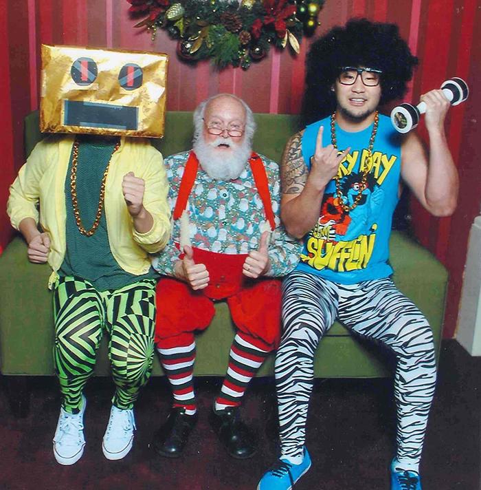 Парни фотографируются с тем же Санта-Клаусом уже 12 лет